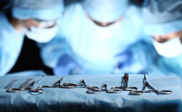 Хирургические инструменты лежат на столе
 - Фото, изображение