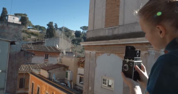 Frau mit Retro-Kamera auf dem Balkon - Filmmaterial, Video
