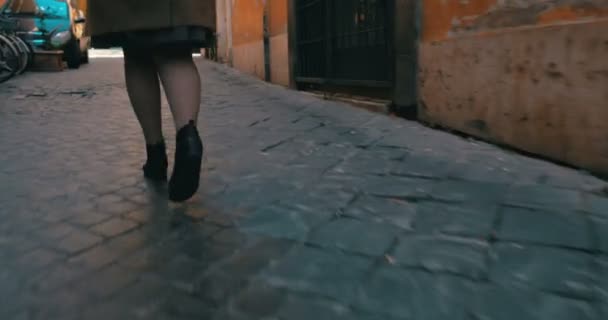 Mulher com pressa correndo pela rua
 - Filmagem, Vídeo