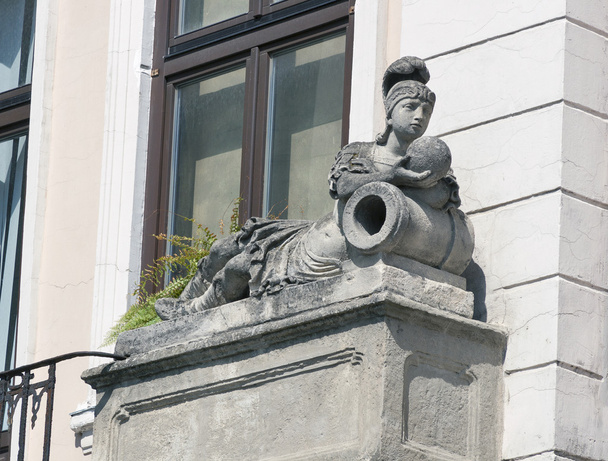 Estatua de mujer, detalle arquitectónico del viejo Lviv, oeste de Ucrania
. - Foto, Imagen