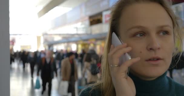 Mujer hablando por teléfono en la estación
 - Metraje, vídeo