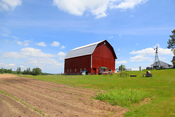 Granero rojo y paisaje de granja
 - Foto, imagen