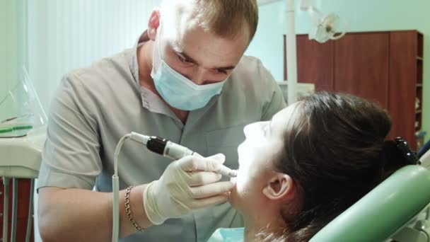 Der Zahnarzt behandelt den Zahn - Filmmaterial, Video