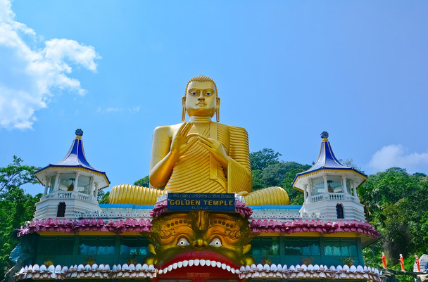 Картины на стене и статуи Будды в Золотом Храме Пещеры Дамбулла
 - Фото, изображение