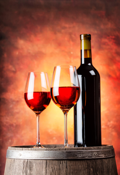 Botella de vino tinto y dos copas llenas
 - Foto, Imagen