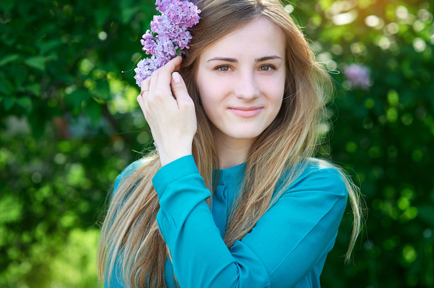 bella primavera giovane donna in un parco
 - Foto, immagini