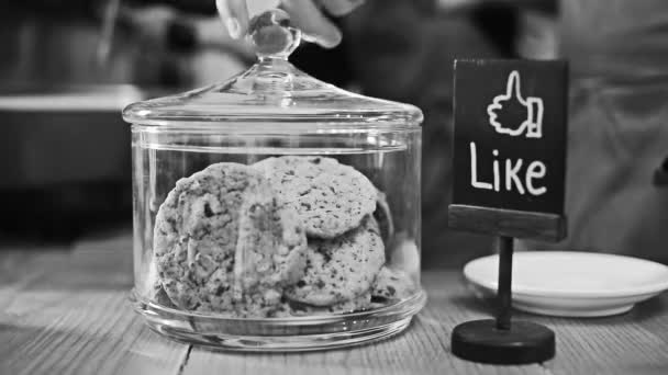 Barista trekt uit glas cookie potten met Tang - Video