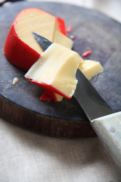 Trancher un coin de fromage Gouda
 - Photo, image
