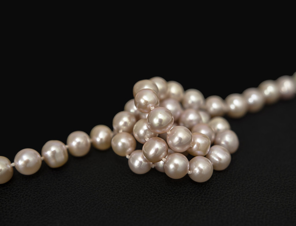 pearls over black - Φωτογραφία, εικόνα