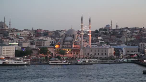 ISTANBUL, TURQUIA, JUNHO 26, 2015.Vistas da Ponte Galata. A Ponte Galata é uma ponte que atravessa o Corno de Ouro em Istambul. Stock Video
 - Filmagem, Vídeo