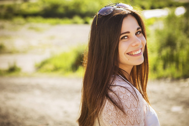 Krásná bruneta kavkazské mladá žena laughting zobrazeno perfe - Fotografie, Obrázek
