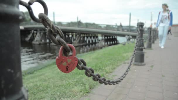 Αγάπη κλειδαριές τοποθετημένα σε γέφυρα - Πλάνα, βίντεο