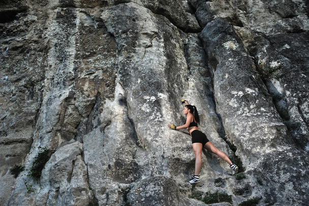 Kız dağcı taş zemin üzerine - Fotoğraf, Görsel
