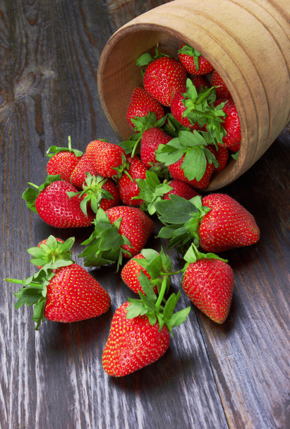 Erdbeeren in Holzschale - Foto, Bild