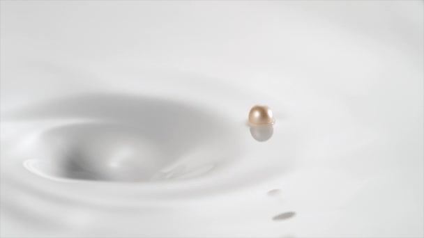 Perles tombant dans le liquide
 - Séquence, vidéo