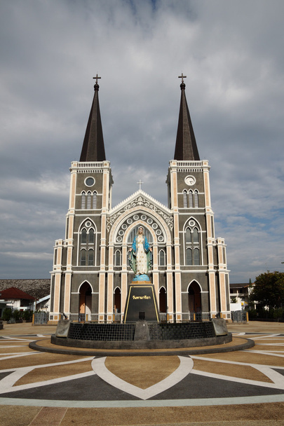 Torres de reboque frente da igreja e Maria estátua
. - Foto, Imagem