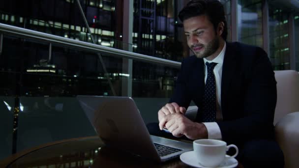 Arab üzletember dolgozik laptop éjjel - Felvétel, videó