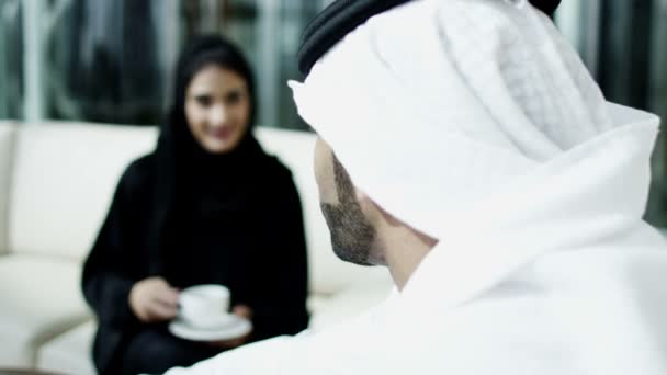 Arabialainen liikemies ja liikenainen tapaaminen hotellissa
 - Materiaali, video