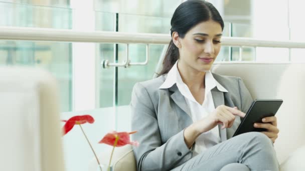 mujer de negocios en traje de negocios utilizando tableta digital
 - Imágenes, Vídeo