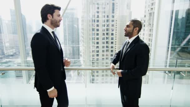 Treffen der Geschäftsleute in Dubai modernes Bürogebäude - Filmmaterial, Video