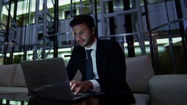 Arabic businessman working on laptop at night - Кадры, видео