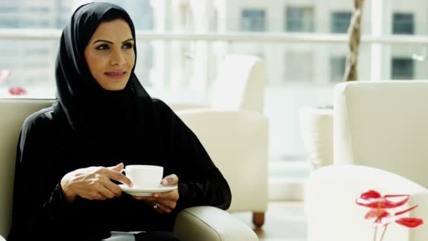 Arabische zakenvrouw koffie drinken - Video