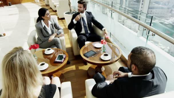equipo de negocios que se reúne en Dubai edificio de oficinas
 - Imágenes, Vídeo