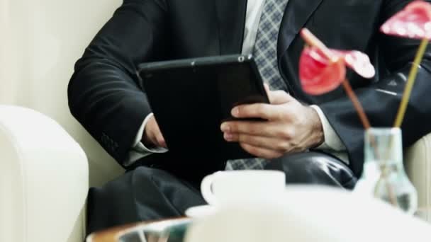 Arabski biznesmen za pomocą cyfrowego tabletu - Materiał filmowy, wideo