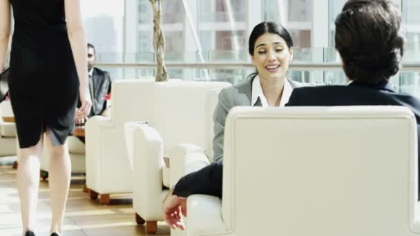 Geschäftsleute treffen sich im Bürogebäude - Filmmaterial, Video