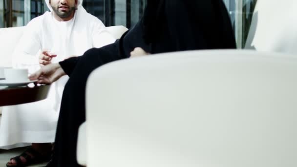Arabe homme d'affaires et femme d'affaires réunion à l'hôtel
 - Séquence, vidéo