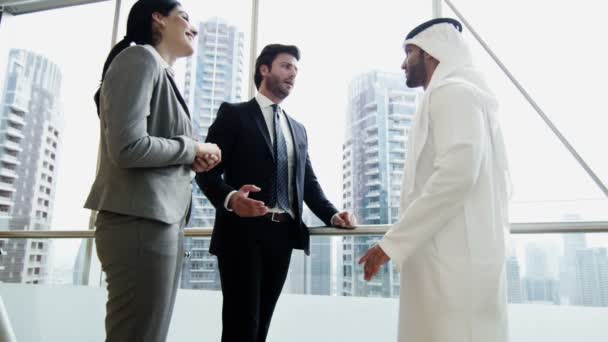 επαγγελματική ομάδα συνάντηση με Αραβικά επιχειρηματίας - Πλάνα, βίντεο