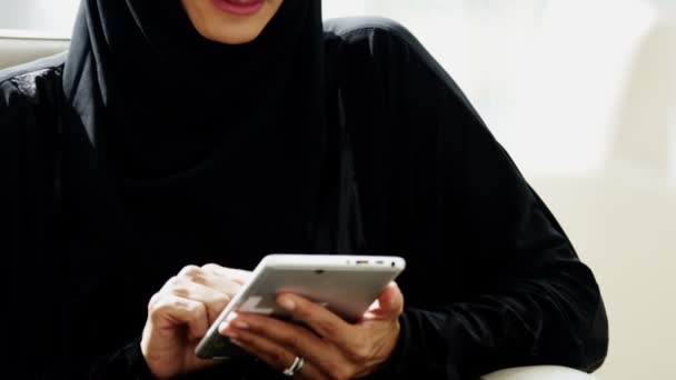 Arabska kobieta za pomocą cyfrowego tabletu - Materiał filmowy, wideo
