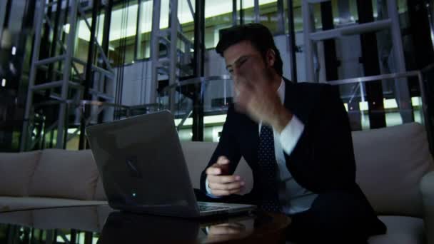 Hombre de negocios árabe trabajando en el ordenador portátil por la noche
 - Imágenes, Vídeo