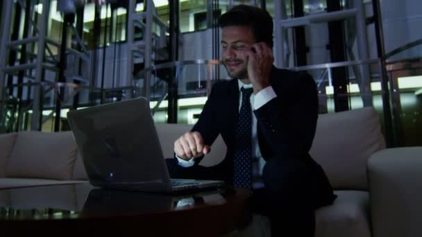 Arabic businessman working on laptop at night - Кадри, відео