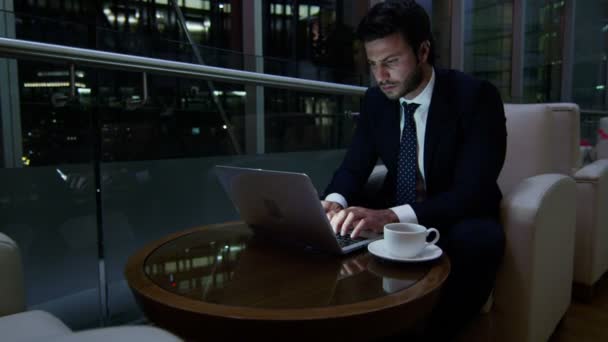 Arabský obchodník pracuje na notebooku v noci - Záběry, video