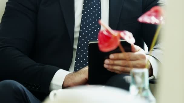 Homme d'affaires utilisant une tablette numérique et boire du café
 - Séquence, vidéo