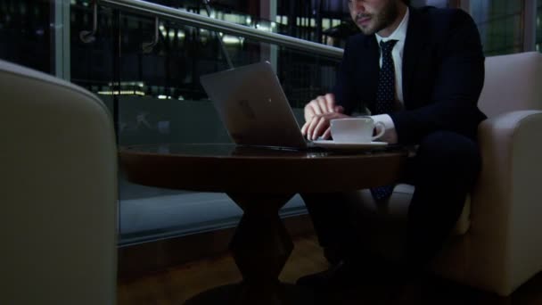 Arabisch zakenman die op laptop werken bij nacht - Video