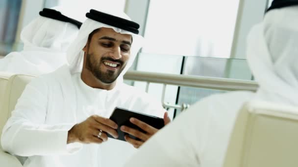 Arabialaiset liikemiehet tapaamassa
 - Materiaali, video