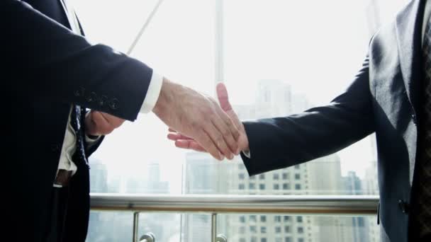 Empresarios estrechando la mano después del trato
 - Metraje, vídeo