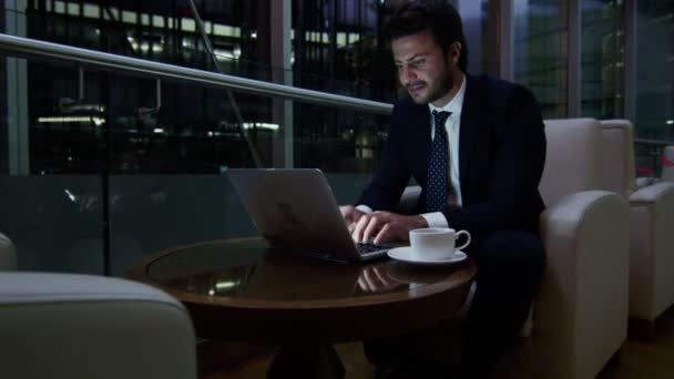Hombre de negocios árabe trabajando en el ordenador portátil por la noche
 - Metraje, vídeo