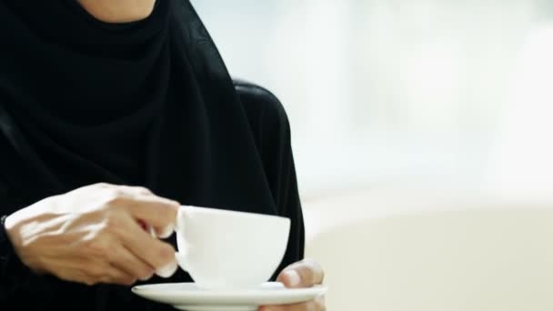 Arabe femme d'affaires boire du café
 - Séquence, vidéo