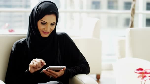 Άραβας επιχειρηματίας χρησιμοποιώντας ψηφιακή δισκίο - Πλάνα, βίντεο