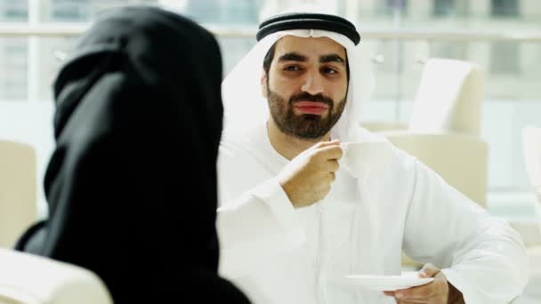 Empresário árabe e mulher de negócios discutindo no escritório
 - Filmagem, Vídeo