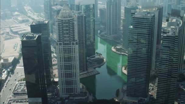 Aerial Dubai kaupunki Skyline pilvenpiirtäjiä
 - Materiaali, video