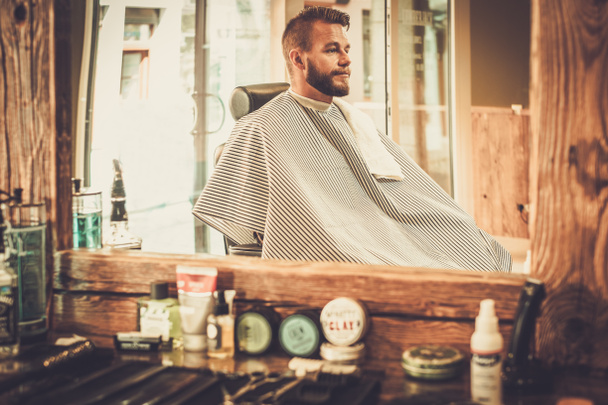 Uomo elegante in un negozio di barbiere
 - Foto, immagini