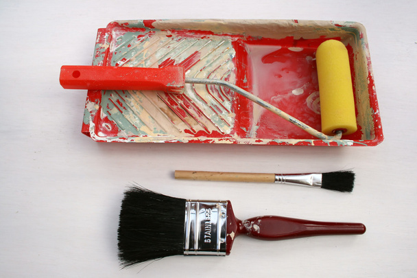 Malowanie i dekorowanie narzędzia. - Zdjęcie, obraz