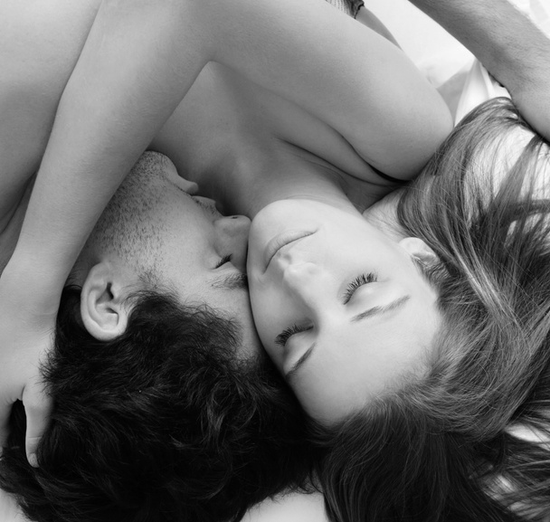 Pareja romántica abrazándose y besándose
 - Foto, imagen