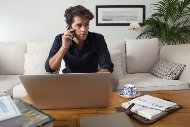 Бизнесмен с ноутбуком работает на дому
 - Фото, изображение