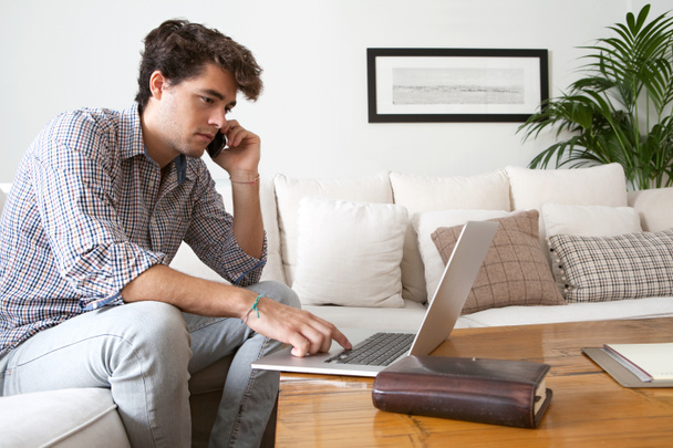 Homme d'affaires avec ordinateur portable travaillant à la maison
 - Photo, image