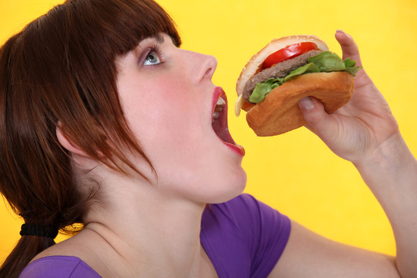 Teenager eating hamburger - Foto, imagen